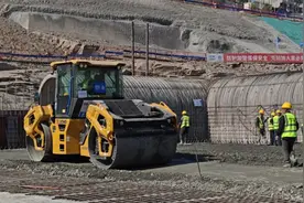 跳蹬水库进入大坝碾压混凝土施工 智能碾压开启24小时“冲刺”模式图片