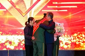街头擦鞋的聋哑父母，将儿子培养成优秀军人！图片