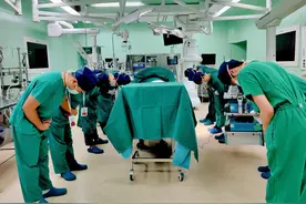 从2:8分到6:4分手术难度成倍增加， 一个肝脏“劈”两半救活两名女子图片
