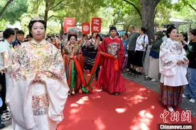 山东济南：新人青睐中式婚礼图片