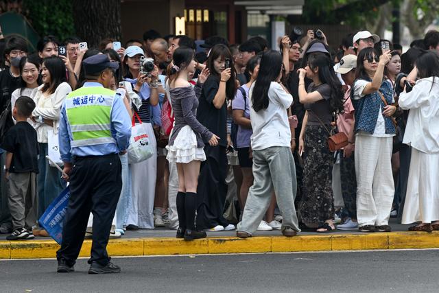 魔都眼·国庆｜各景点人从众，假期过半外滩客流已破220万