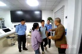 湖北襄阳保康一男孩被家长训斥后离家出走，民警连夜寻回开导解心结图片