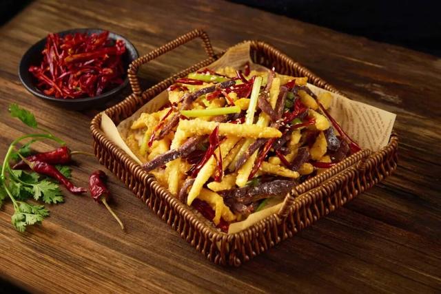 武汉人太会了！烧烤店抬头就是黄鹤楼