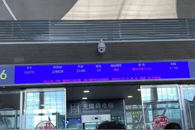 降雪冻雨下的春运：列车行驶中为何会带“火花特效”？｜封面深镜图片
