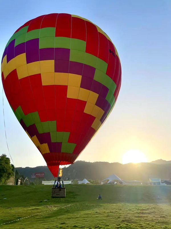 张家界武陵源低空游持续升温 多元业态解锁夏日出游新体验