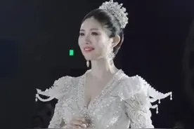 泪目！退伍女兵结婚战友当伴娘，网友：刻入骨子里的战友情图片