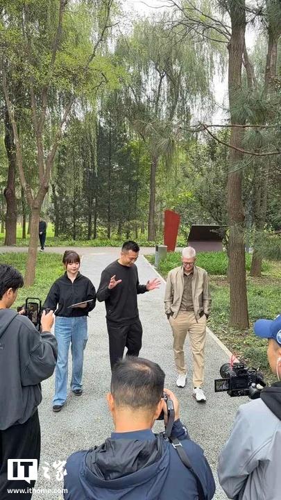 苹果 CEO 库克现身北京，同开发者散步聊天