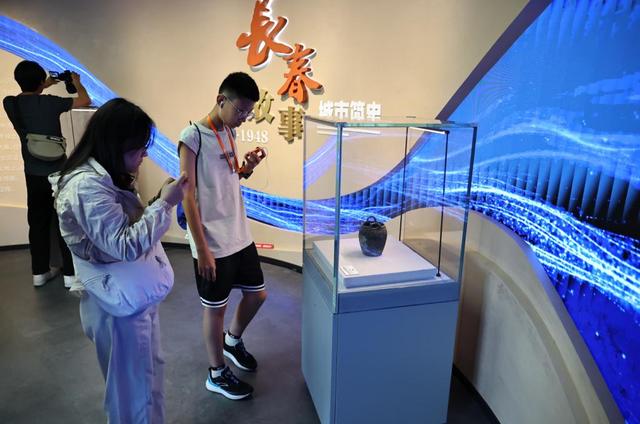 339.6万人点赞“向新”，文化与烟火点亮城市夜晚