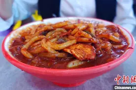 新疆炒米粉何以跻身小吃“顶流”?图片