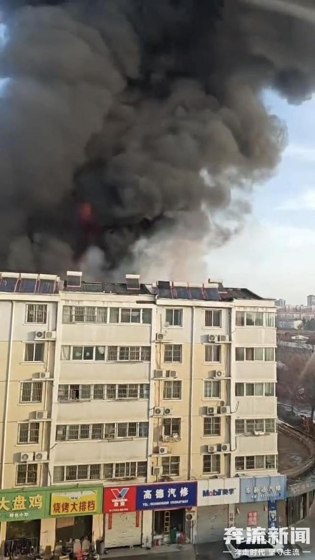 河南洛阳一仓库突发大火  暂无人员伤亡