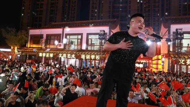 第二届钱桌街烟花音乐啤酒节启幕，点燃夏夜狂欢盛宴
