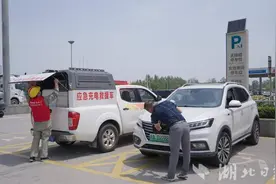 新能源车主“五一”放心出行！湖北超1.8万台充电桩体检完毕图片