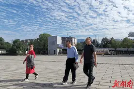 全国著名教育专家燕立国莅临市民族中学指导工作图片