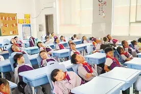 调查：在校午休趴着睡被诟病 让孩子舒心躺睡还要多久图片