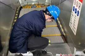 成都地铁1号线电梯错峰“体检” 保障出行安全图片