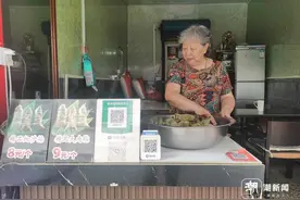 “这几天已经卖出了3万多盒！”端午节临近，杭城粽子走俏图片