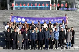 两岸大学生在淮安“邂逅醉美运河 踏浪最美青春”图片