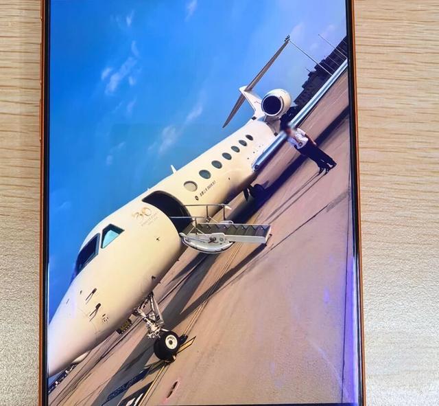 每顿饭一万多元，出游一次一百多万元，1年花光1300余万元！她已被刑拘