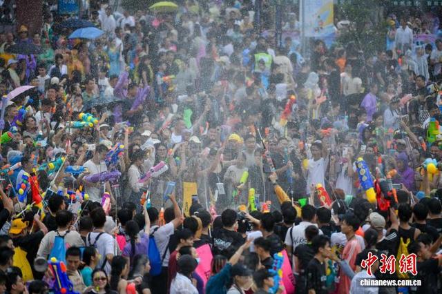 海南保亭：数万民众嬉水狂欢庆“七夕”