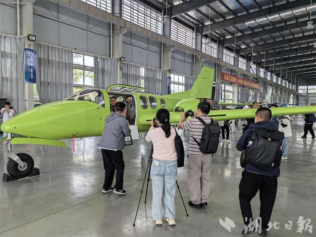 吃完牛肉面就乘高铁来“空中游” 襄荆高铁将为荆门低空经济注入活力