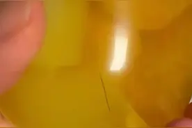 女子称网购果冻吃出头发，平台回应图片