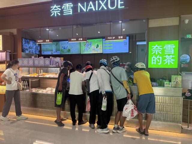 “秋天第一杯奶茶”忙坏外卖小哥