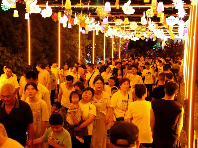 南阳月季园夜游：灯光铁花点亮夏夜经济