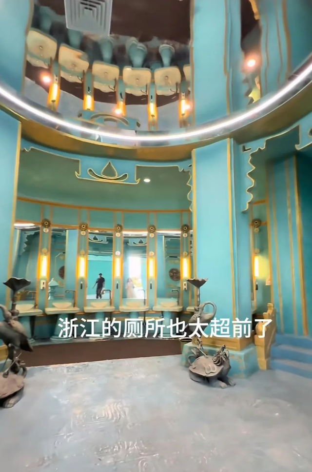 一景区厕所高度神似"玉虚宫"！网友: 哪吒来了都要震惊