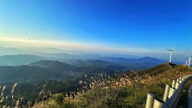 江西秋日自驾天花板，这几条公路带你驶入最美秋色！