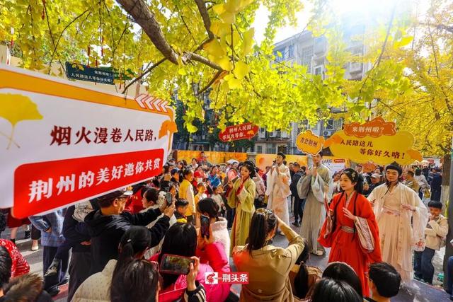 人从众！荆州这条街上“长”满了人……