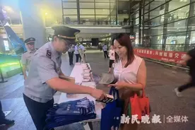 防拒载先上车 留证据再投诉  上海交通执法部门“执法+普法”保“双节”客流秩序图片