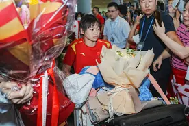 全红婵老家又火了：每天约千人打卡，家门口变小吃街，还有人直播卖“水花消失树”图片
