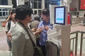 银川车务段“点对点”服务 助枸杞采摘工温馨返乡图片