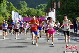 穿越震后新生路！2025汶川半程马拉松赛鸣枪开赛图片