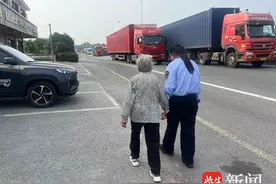 高龄老人外出迷路，网格员暖心护送回家图片