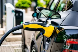 马上评｜混动车挤占充电桩遭吐槽，充电难题怎么解？图片