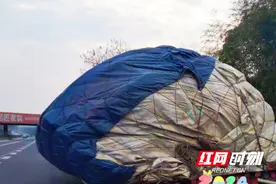 大货车货物严重倾斜 湖南高速集团湘潭分公司携手交警成功处置图片