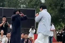 武汉高校一男子为成龙表演“醉拳”，成龙当场邀请加入成家班视频封面