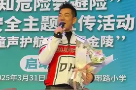 任贤齐“闪现”南京，和交警一起发出交通文明倡议图片