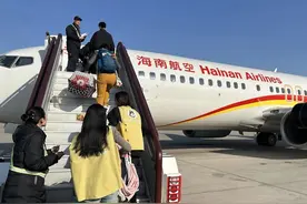 我国首条至白俄罗斯定期航线开通；带28只“毛孩子”“打飞的”去看海图片