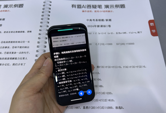 宇树机器人格斗、智元机器人写书法…机器人争相整活儿，WAIC成新科技春晚
