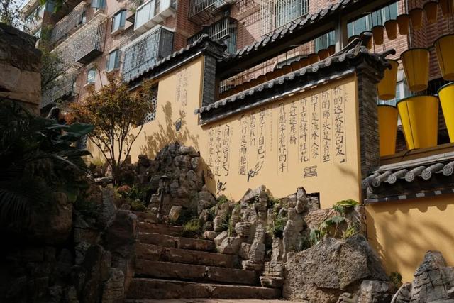 昆明最新网红打卡点！木质窗棂配拿铁香，翠湖边百年老街→浪漫咖啡长廊，拍照攻略来了！