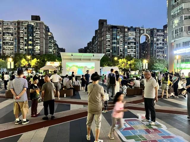 昨晚，万科之源广场上为何人头攒动？