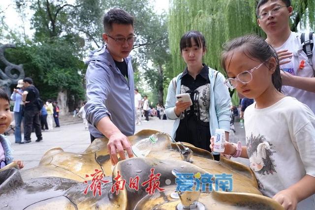 国庆假期第一天，黑虎泉畔游人如织