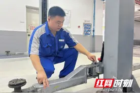 高“烤”中的“车大夫” 用细致“汗”卫安全图片