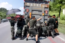 情况紧急！武警战士徒手抬车救人图片