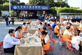 东莞工会为4.6万名环卫工派送爱心早餐图片