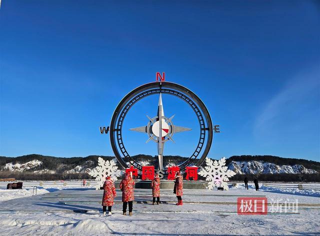 漠河北极村现“泼水成冰”自助体验项目，“10元一位随便泼”，景区：系村民自设摊位，摊点较多