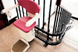争议中的老年人“爬楼神器”，是解放双脚？还是占用公共空间？图片