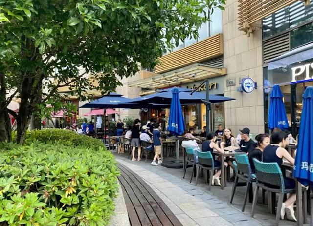 太Chill了！解锁闵行的“欧式慢生活”，在喷泉广场晒太阳、吃烤肉……